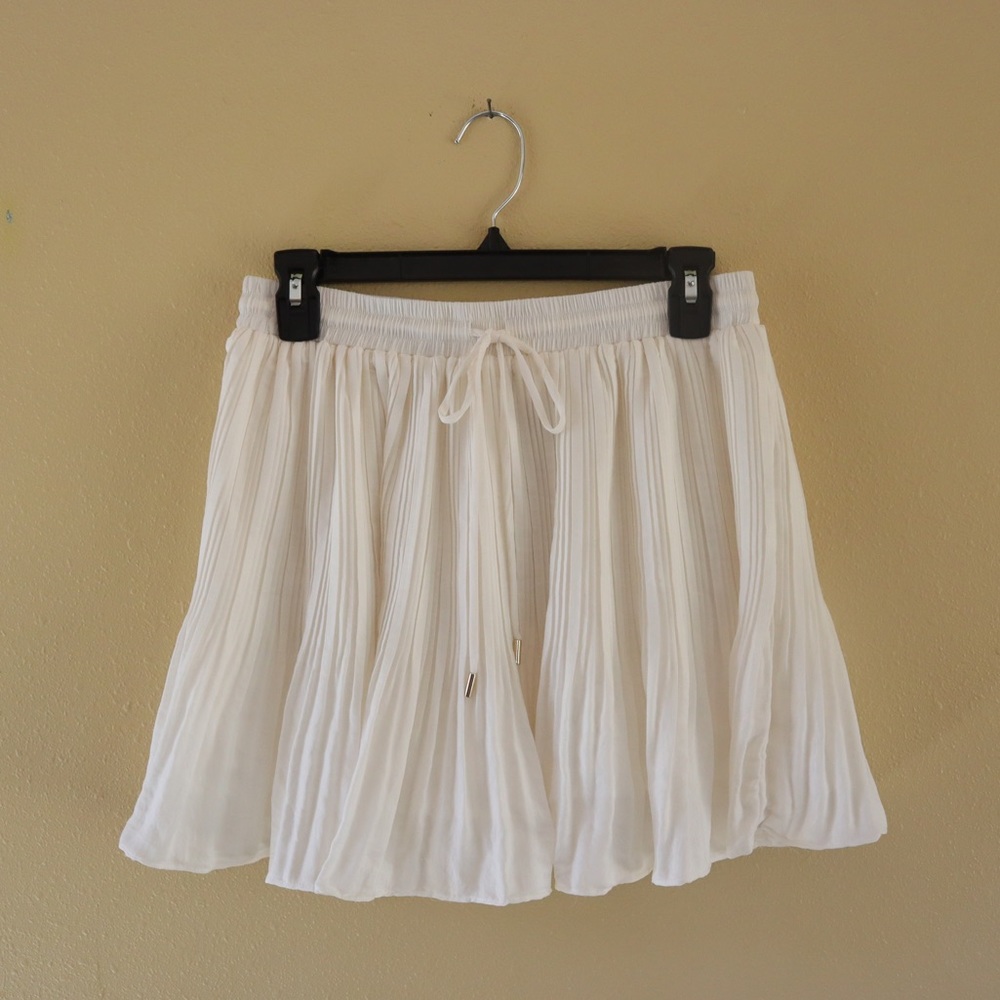 Mustard Seed. Size Medium. Women’s Skirt. White Skirt.